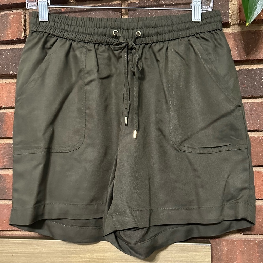 🛍️Jones NY green shorts soft and excellent new condition.